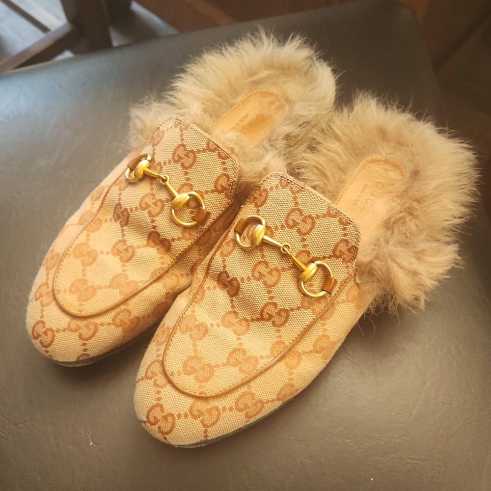 Gucci Printed fur mules
